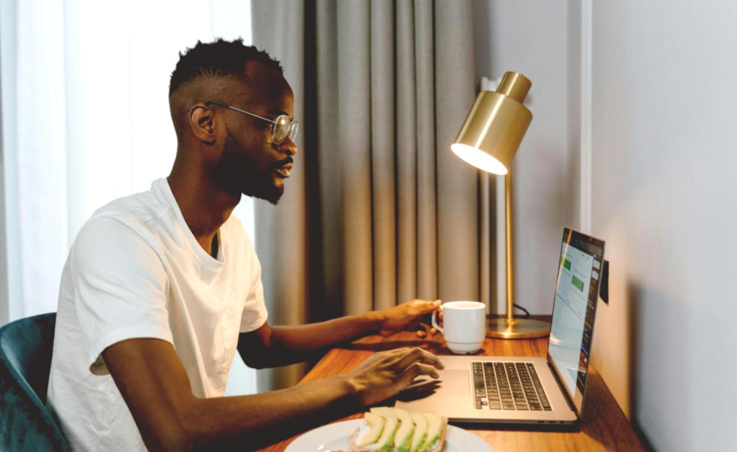 Designer al lavoro su wireframe e prototipi